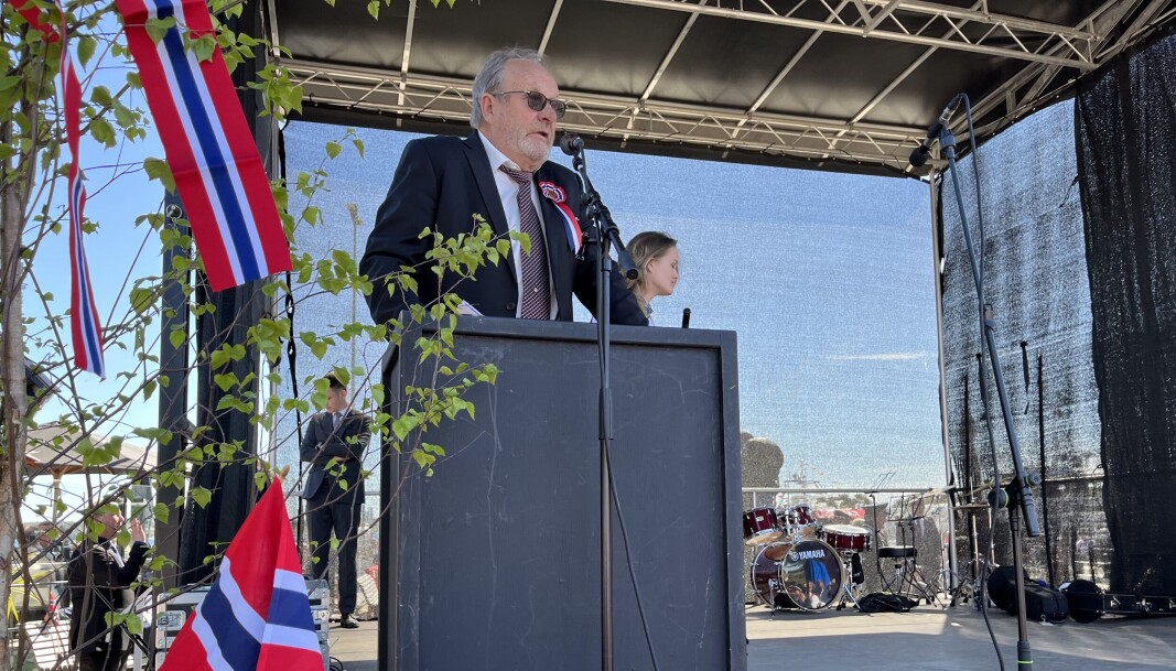 Leder i 17. maikomiteen, Wiggo Sørlien, holdt orden på 17. mai-arrangementet på Skjærhalden torg. Leder i 17. maikomiteen, Wiggo Sørlien, holdt orden på 17. mai-arrangementet på Skjærhalden torg.
