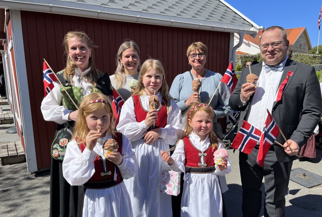 Is smaker godt på en varm 17. mai. Her ser vi Malin (9), Maja (12)og Mari Krabset (6). På hver side står mamma Sirianne og pappa Ståle Krabset, mens i midten bak ser vi Sissel og Unn Neset. Is smaker godt på en varm 17. mai. Her ser vi Malin (9), Maja (12)og Mari Krabset (6). På hver side står mamma Sirianne og pappa Ståle Krabset, mens i midten bak ser vi Sissel og Unn Neset.