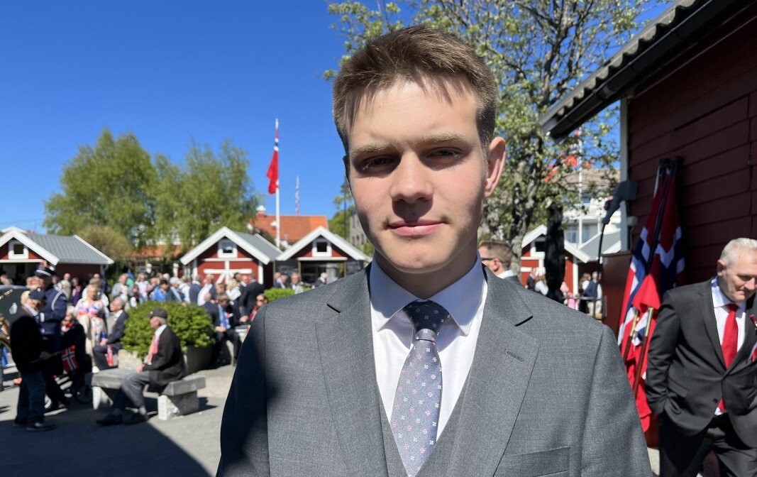 Benjamin Resberg (16) imponerte med en flott tale på Skjærhalden torg 17. mai. Han fikk stor applaus, og kultursjef Thomas Holmen Olsen var, i likhet med oss, imponert.