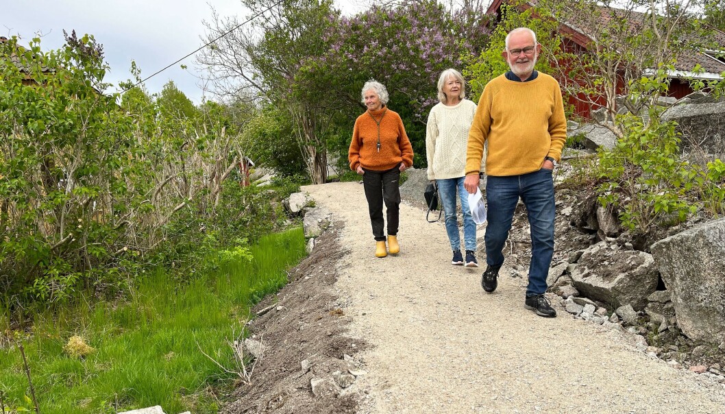 Elisabeth, Anne Lise og Paul tester den nye gangveien mellom Brottet og Kystmuseet. Veien er gjort på dugnad av dugnadsgruppa i kulturvernforeningen. Elisabeth, Anne Lise og Paul tester den nye gangveien mellom Brottet og Kystmuseet. Veien er gjort på dugnad av dugnadsgruppa i kulturvernforeningen.
