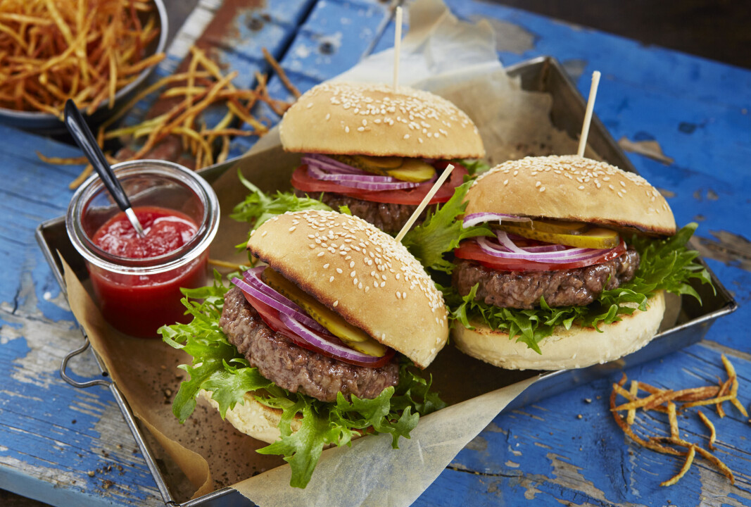 Griller du en litt tykk burger, er det lurt å trykke ned en liten grop i midten av burgeren med tommelen. Gropen vil gradvis utjevne seg ved steking og det blir enklere å grille burgeren jevnt. Griller du en litt tykk burger, er det lurt å trykke ned en liten grop i midten av burgeren med tommelen. Gropen vil gradvis utjevne seg ved steking og det blir enklere å grille burgeren jevnt.