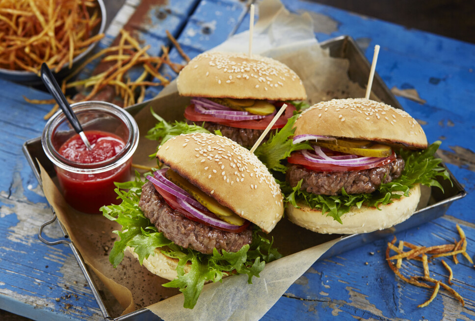 Griller du en litt tykk burger, er det lurt å trykke ned en liten grop i midten av burgeren med tommelen. Gropen vil gradvis utjevne seg ved steking og det blir enklere å grille burgeren jevnt.