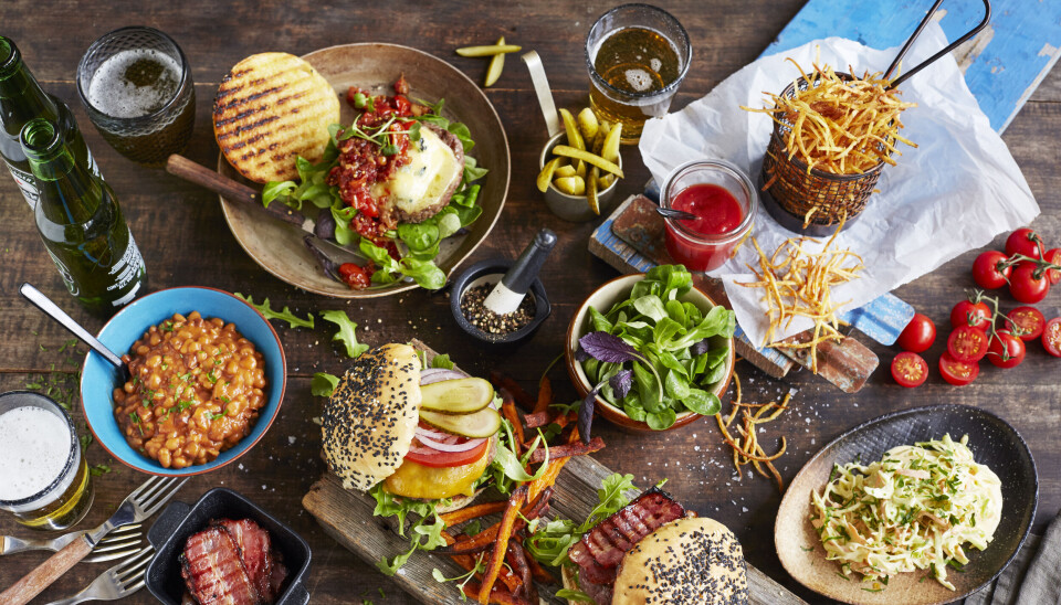Med burger på grillen er det mange muligheter for fristende tilbehør.
