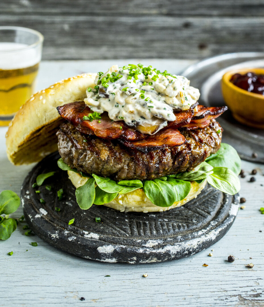 Sørg for at grillen din er skikkelig varm, for burgere skal stekes på høy varme. Ikke prøv å snu den før den får en god stekeskorpe, det er først da den slipper.
