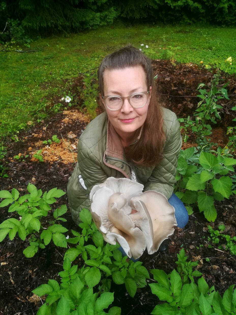 GRAVEFRITT: Cecilie Mossige har satset på gravefri dyrking, en metode hvor man hindrer ugress ved å dekke jorda med organisk materiale.