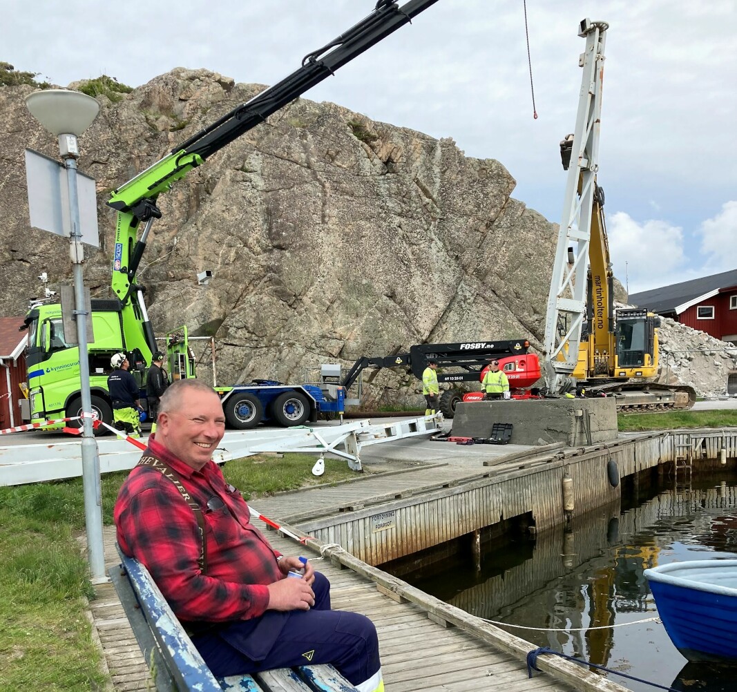 Jan Vassdal konstaterer at havnekrana til Skjærhalden Båtforening nå er historie. Her tas det siste elementet ned. Et 50 år gammelt kapittel i Skjærhaldens historie er nå avsluttet.