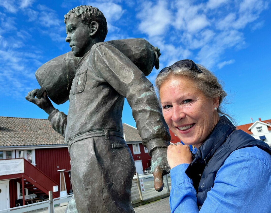 Anne Cedervall og Opplev Hvaler er primus motor for Havnefestivalen. Her hånd i hånd med førstereisgutten - selve symbolet på Hvaler - på torget på Skjærhalden.