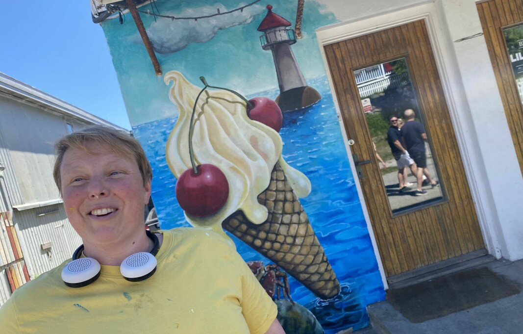 Kunstner Madeleine Andersen har fått i oppdrag å pusse opp fasaden på Lillefisk Isbar.