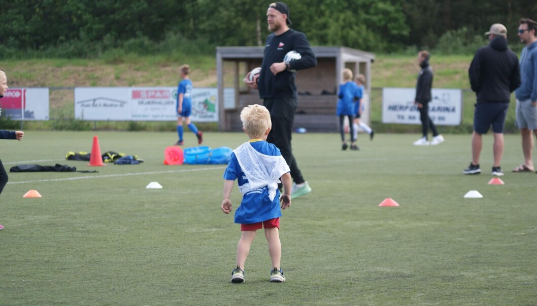 Liten og stor på fotballbanen Liten og stor på fotballbanen