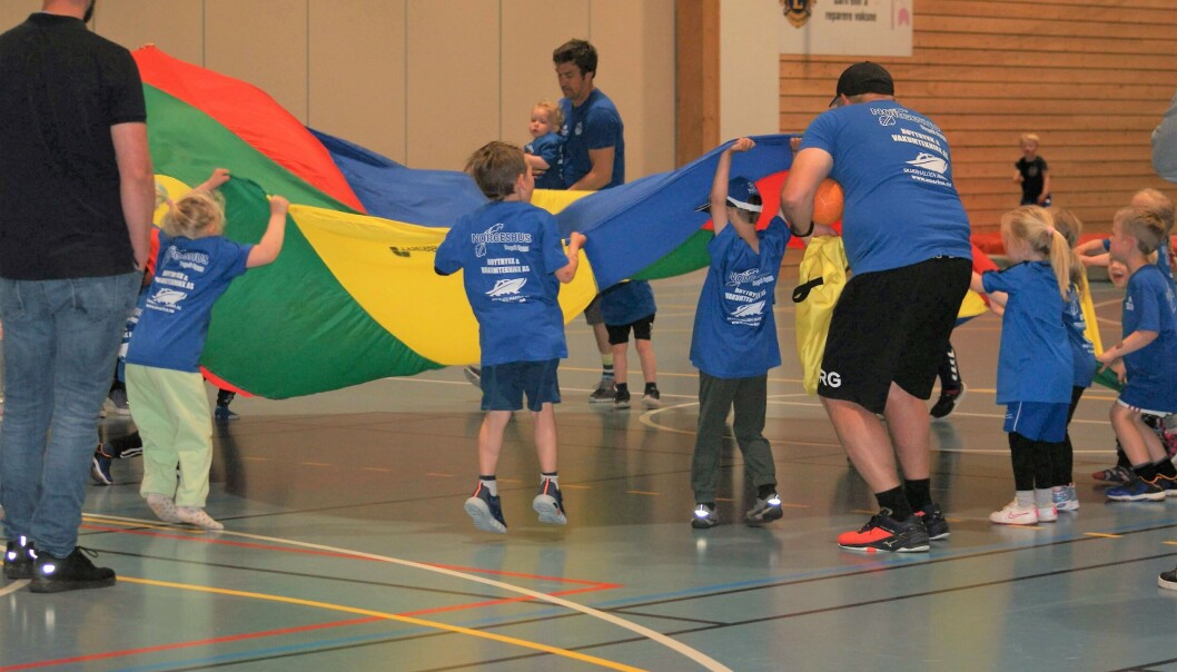 Åpning av dagen i håndballhallen. Åpning av dagen i håndballhallen.