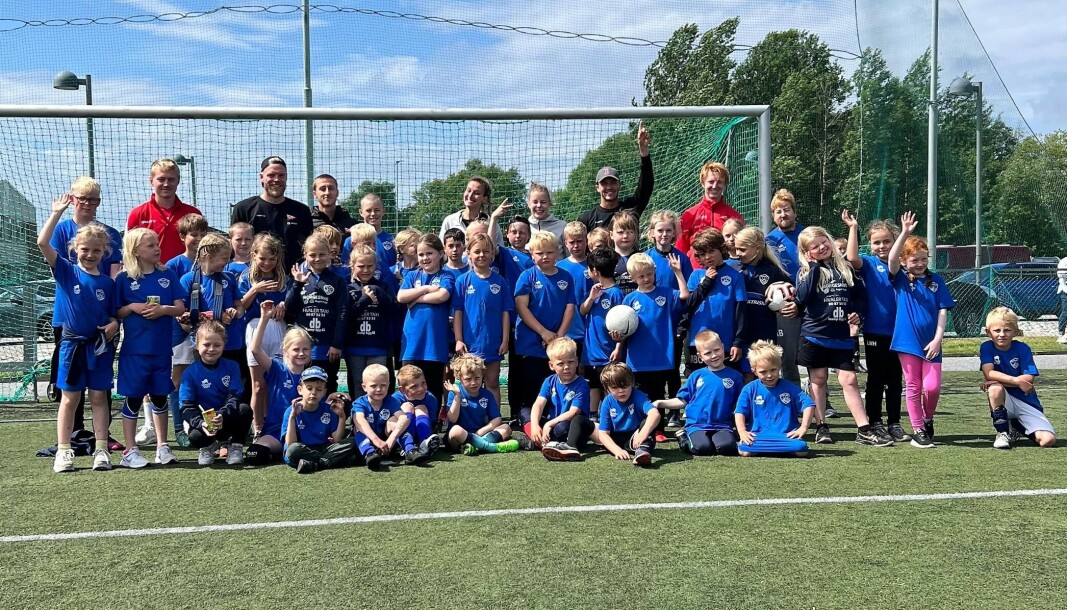 Håndballspillere og fotballspillere, store som små, i skjønn forening på Asmaløy kunstgressbane. Små helter møtte store helter. Håndballspillere og fotballspillere, store som små, i skjønn forening på Asmaløy kunstgressbane. Små helter møtte store helter.