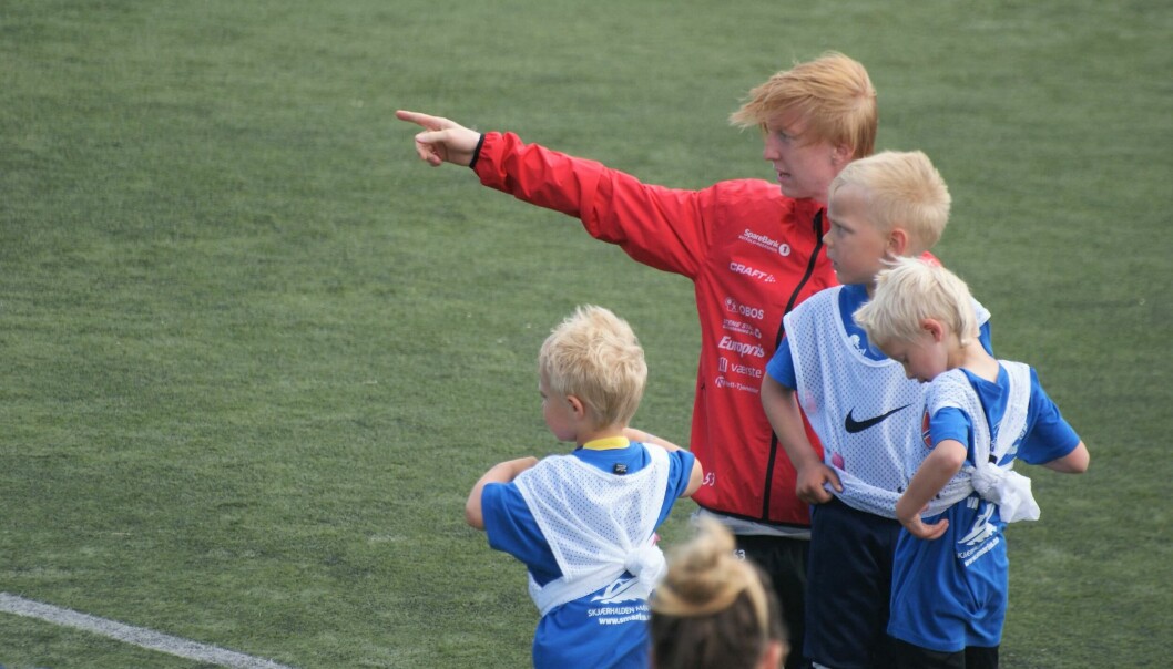 Herman Tveit Reffsgård instruerer ivrige barn.