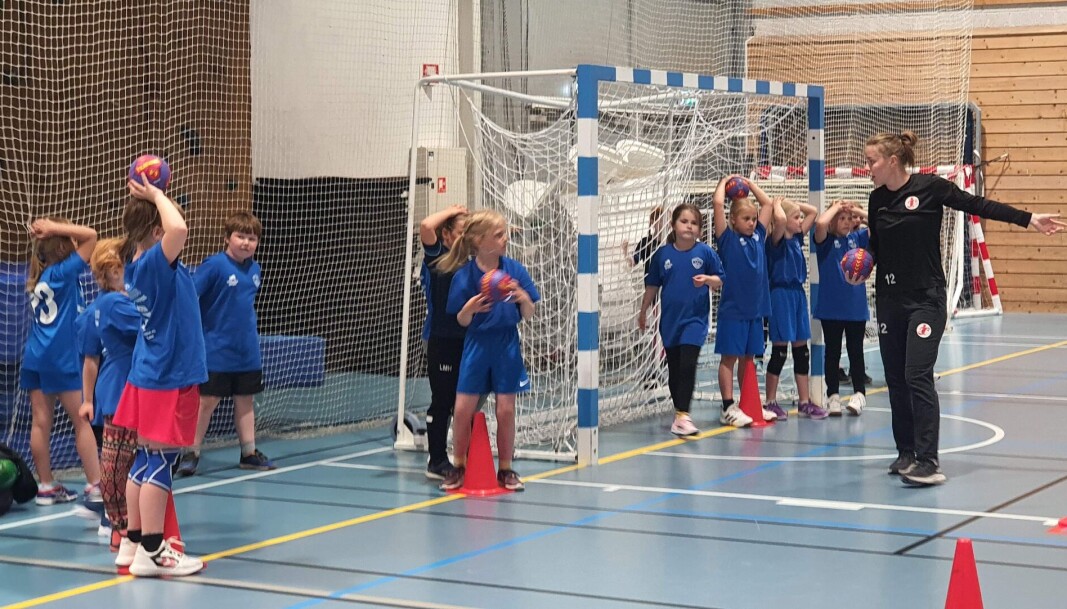 FBKs målvakt, Hanne Ramsøskar Sagvold instruerer de unge håndballspillerne i Hvalerhallen. FBKs målvakt, Hanne Ramsøskar Sagvold instruerer de unge håndballspillerne i Hvalerhallen.