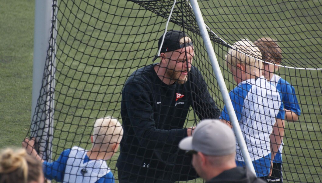 FFKs Mads Nielsen knyter en altfor stor vest. FFKs Mads Nielsen knyter en altfor stor vest.