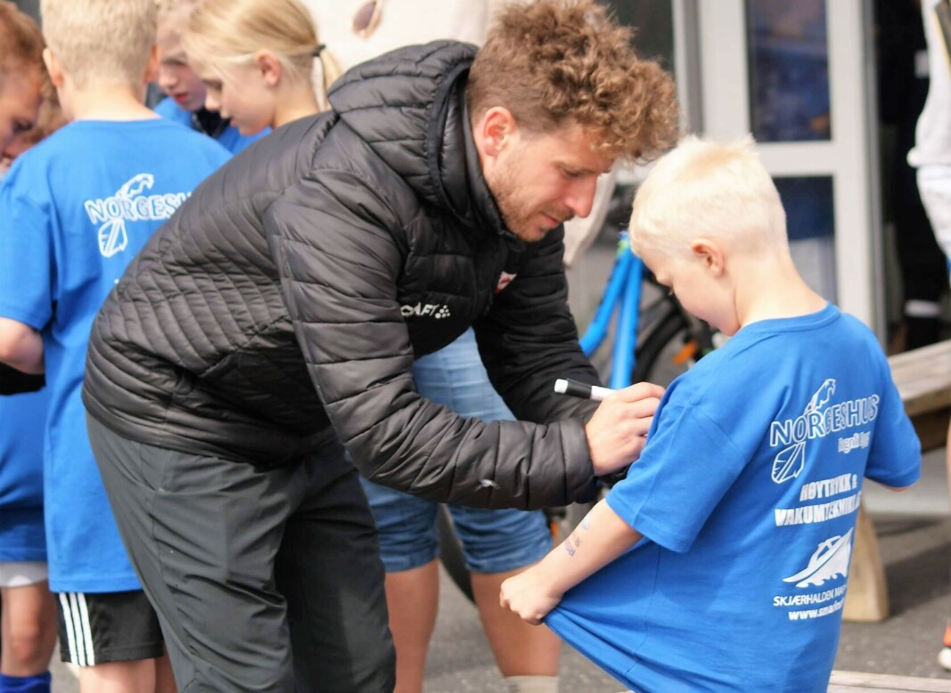 FFKs Ludvig Begby signerer en drakt. Det var selvsagt stort for den unge spilleren. FFKs Ludvig Begby signerer en drakt. Det var selvsagt stort for den unge spilleren.