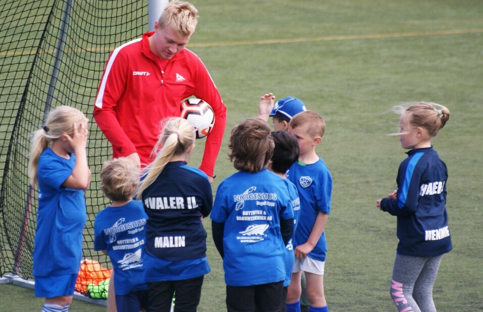 HValer-gutten Tage Johansen spiller på A-laget til FFK, i tillegg til G19-landslaget til Norge. Her er han i samtale med de unge fotballspillerne.