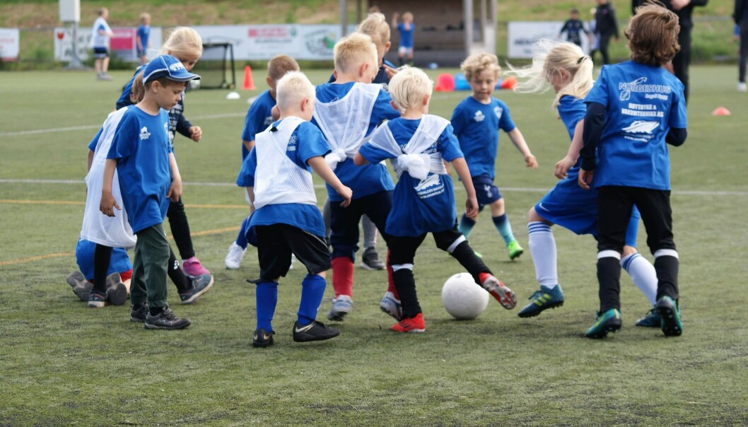 Ivrige fotballspillere i aksjon på stadion. Ivrige fotballspillere i aksjon på stadion.