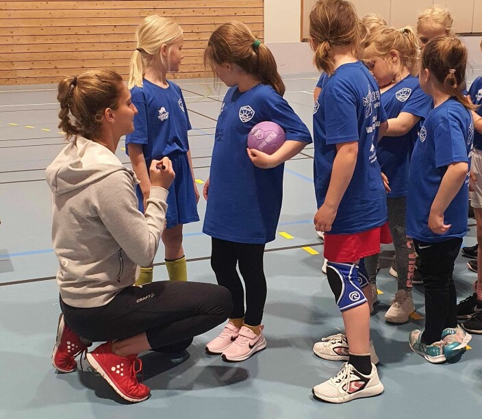 FBKs målvakt Caroline Izabel Martins Aschim instruerer ivrige unge håndballspillere.