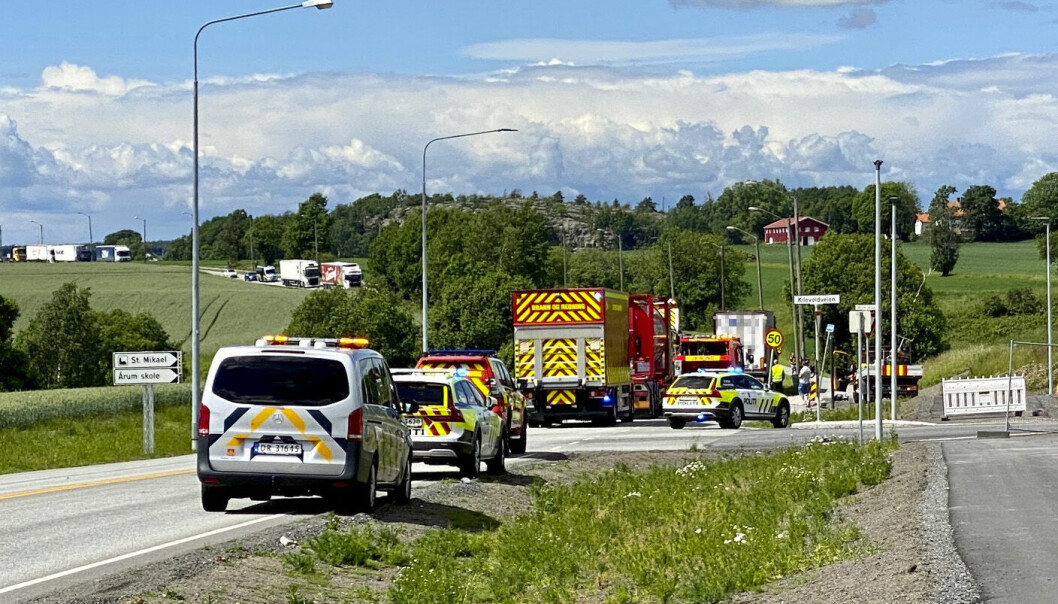 Føreren av personbilen er erklært død etter at en personbil og en lastebil kolliderte utenfor Fredrikstad torsdag.