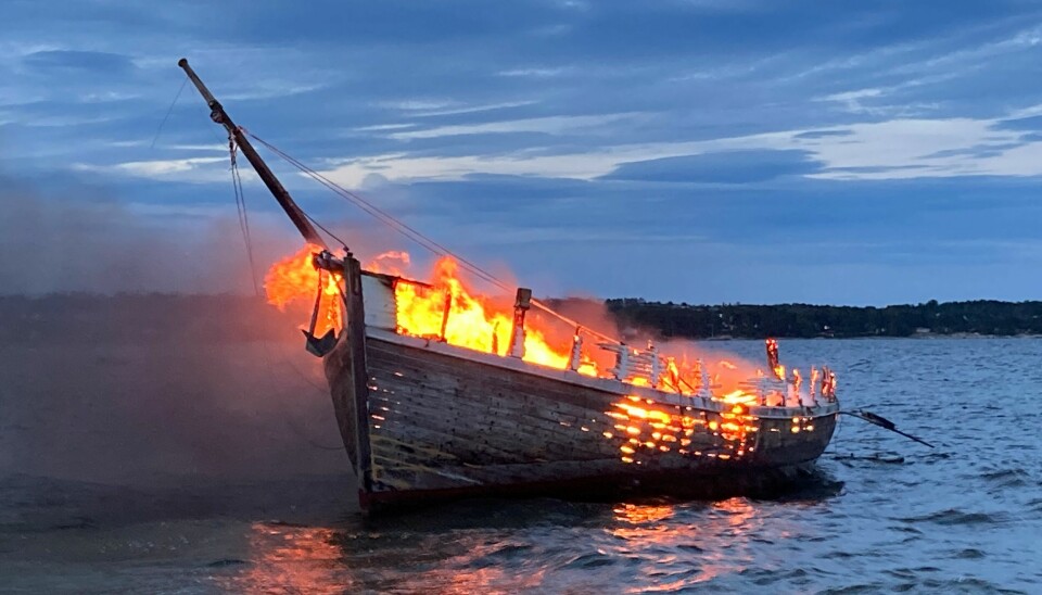 En båt i brann ble funnet drivende ved Rauer i Oslofjorden natt til torsdag. Politiet fryktet at noen kunne ha falt ut av båten.