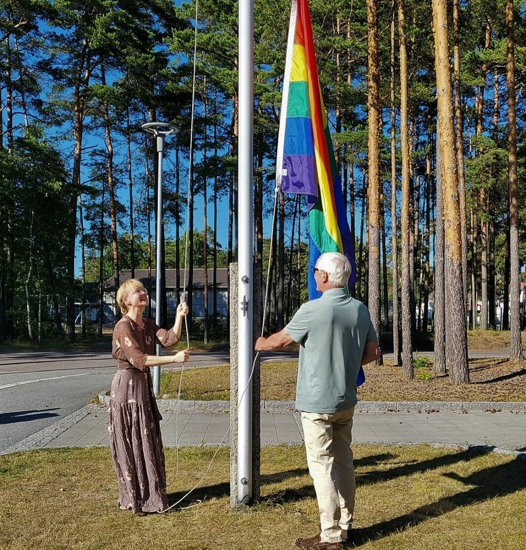 Ordfører Mona Vauger og SV-leder Øyvind Fjeldstad heuste Pride-flagget utenfor rådhuset fredag kveld. Lite visste de om hva som skulle ramme Norge den påfølgende natten.