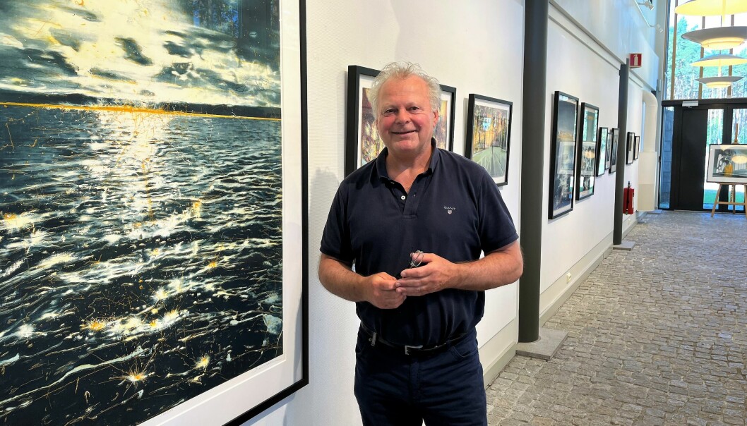 Andre Zaborowski er leder i Hvaler Kunstforening. Årets sommerutstilling har et preg av fascinerende bilder og skulpturer av kjente kunstnere.