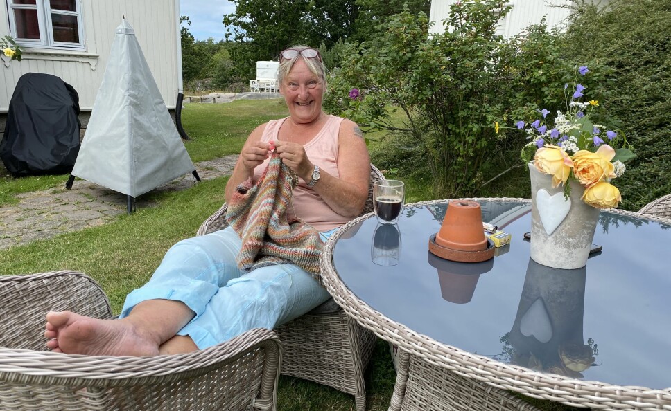 Kari Reinertsen fra 'Lange Flate Ballær' tar med strikketøyet når hun skal nyte gårdslivet ute på Holte gård.
