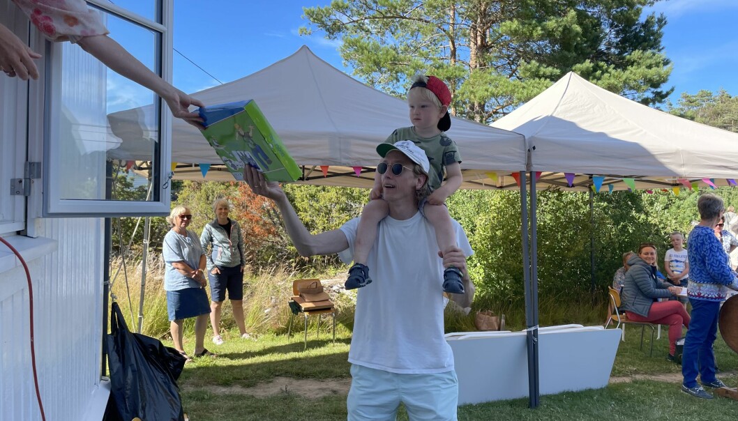 Artist Jonas Alaska hadde med sønnen på Herføl-dagen.