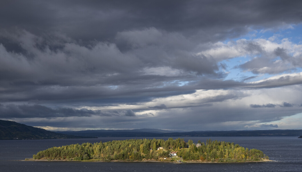 77 mennesker ble drept under terrorangrepene i regjeringskvartalet og på AUFs sommerleir på Utøya 22. juli 2011. Ved Utøya bidro flere fastboende og feriegjester med å redde ungdommer som flyktet fra øya. 77 mennesker ble drept under terrorangrepene i regjeringskvartalet og på AUFs sommerleir på Utøya 22. juli 2011. Ved Utøya bidro flere fastboende og feriegjester med å redde ungdommer som flyktet fra øya.