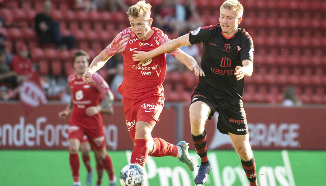 Tage Johansen har nytt stor tillit i sesongstarten til Fredrikstad. Her i aksjon mot serieleder Brann .