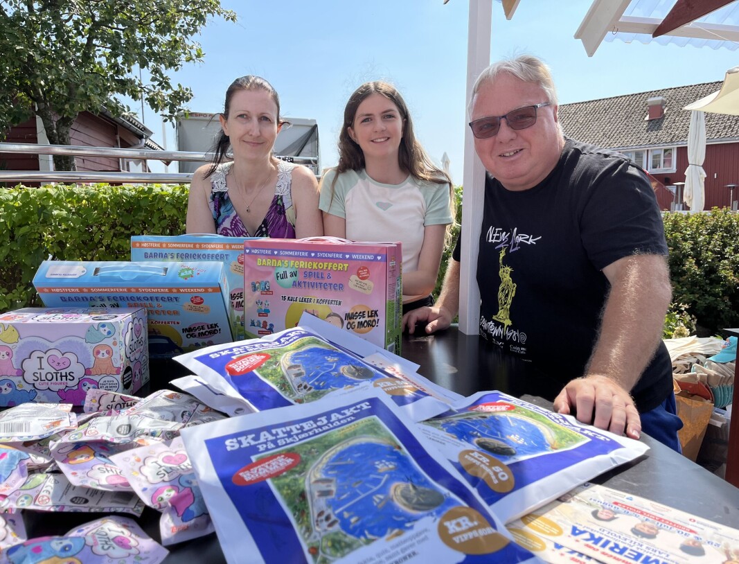 Dag Solheim sammen med Tonje Solheim og Tirill Solheim. Tirsdag hadde de salgs-stand på torget på Skjærhalden. Dag Solheim sammen med Tonje Solheim og Tirill Solheim. Tirsdag hadde de salgs-stand på torget på Skjærhalden.