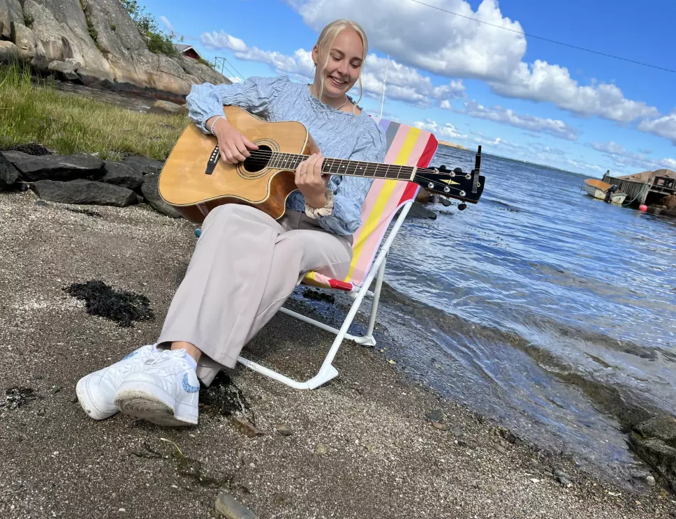 Thea Marlene Jensen stortrives når hun kan tilbringe sommeren hjemme i Papperhavn. Her har hun en drøm om en gang å starte en strandbar.