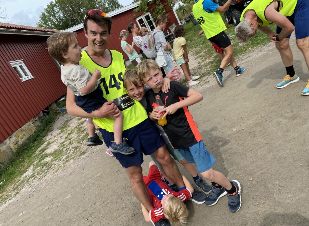 - Pappa er best! Sønnene til Håkon Ihle-Hansen er storfornøyd etter pappas seier i Søndre Sandøy-løpet lørdag 23. juli. Sønnene løp litt kortere distanser enn pappa.