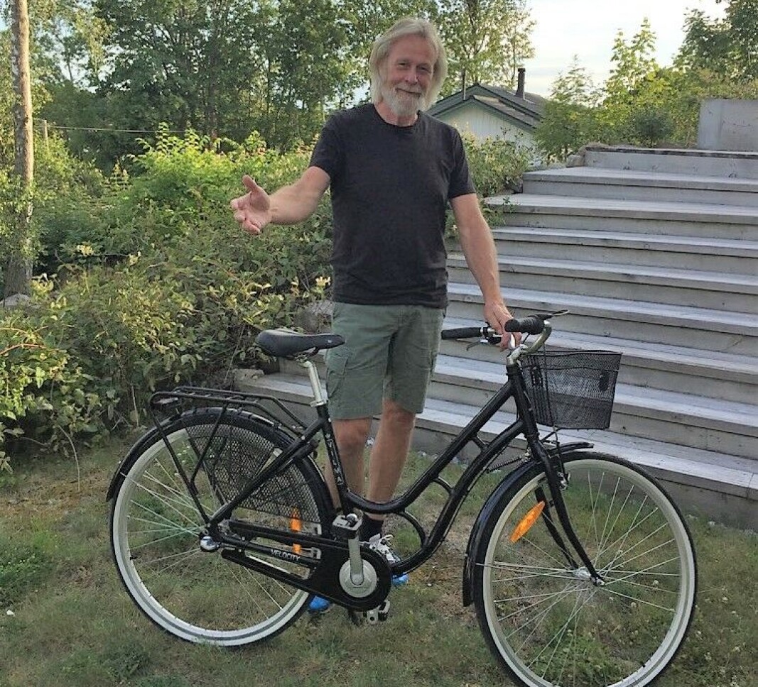 Svein Liane fra Søndre Sandøy bvar fornøyd vinner av en damesykkel. Svein Liane fra Søndre Sandøy bvar fornøyd vinner av en damesykkel.