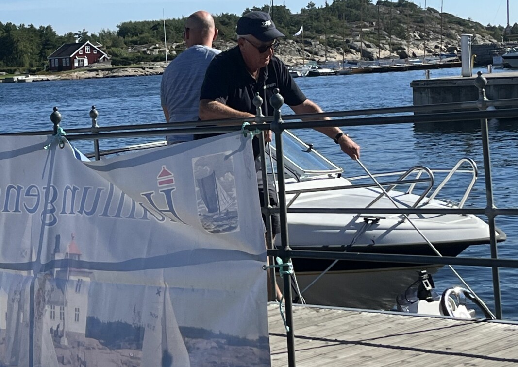 Erik Nordum forsøker å smyge inn en liten båt innerst i gjestehavna. Skjærhalden taper på at det ikke finnes korttidsplasser. Folk blir sure og reiser andre steder for å handle og spise på restaurant, sier Nordum.