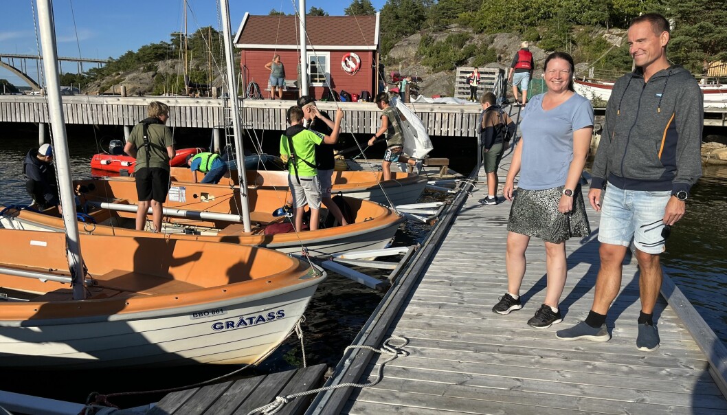 Ragnhikld Fossaas Pahle og Petter Samuelsen ser etter at barna rigger båtene som de skal. Det er hektisk aktivitet før sjøspeiderne skal ut og seile.