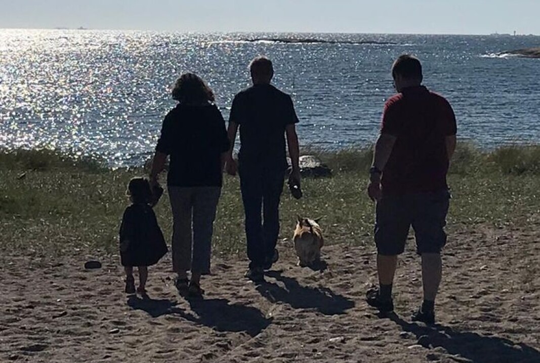 Denne idyllen er noe av årsaken til at Kristin Stuestøl flyttet til Hvaler. Her med barn og barnebarn på Storesand Denne idyllen er noe av årsaken til at Kristin Stuestøl flyttet til Hvaler. Her med barn og barnebarn på Storesand