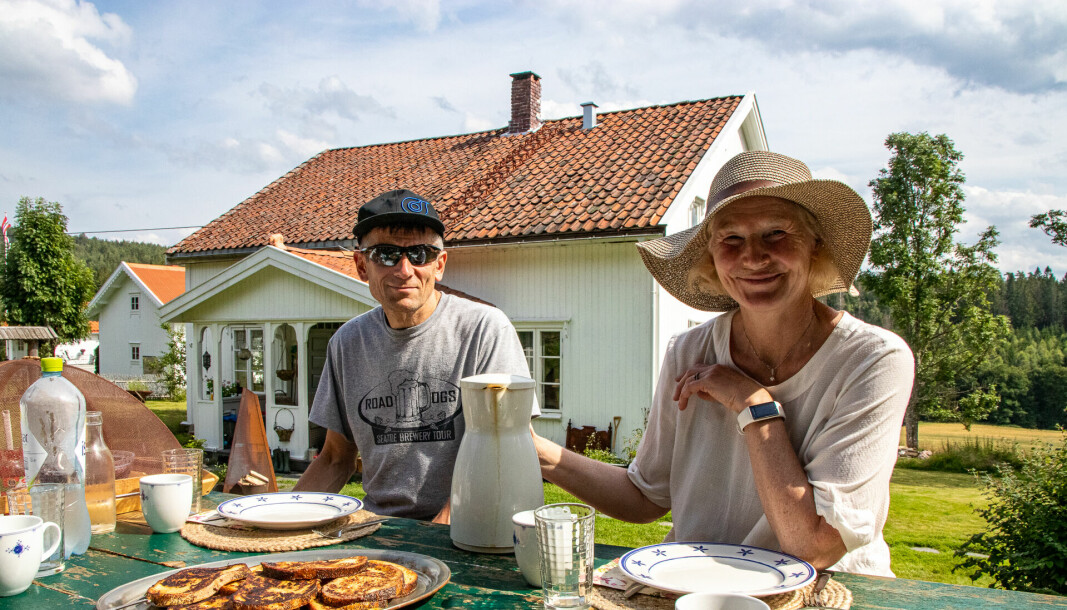 VEDFYRERE: Knut Brandrud og Anette Bøhn ved sitt 200 år gamle landsted, «Tantehuset», der de bruker selvhogd ved som varmekilde.