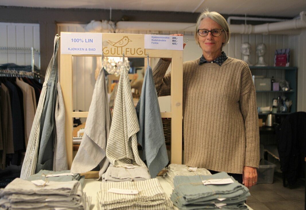 Elisabeth Gullner eier og driver Gullfugl. Elisabeth designer klær i 100 prosent naturlige stoffer, og leverer blant annet til Husfliden. Nå har hun utvidet sortimentet sitt til også å inneholde interiørartikler.