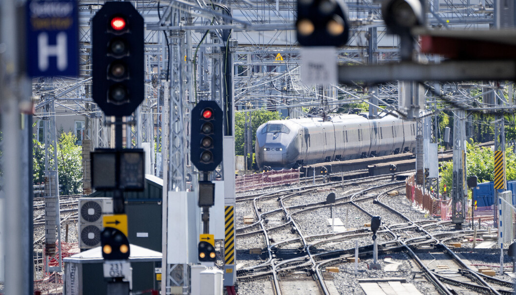 Trafikken på flere togstrekninger er allerede privatisert på lange kontrakter, men regjeringen har lovet å si nei til dette framover. Trafikken på flere togstrekninger er allerede privatisert på lange kontrakter, men regjeringen har lovet å si nei til dette framover.