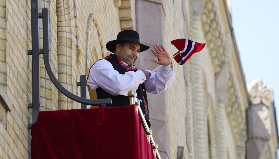 Oslo 20220517. Stortingspresident Masud Gharahkhani vinker til barnetoget som går forbi fra Stortingets balkong.
