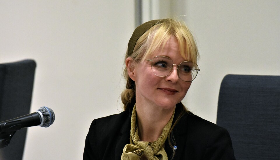 Ordfører Mona Vauger har skrudd av varmen på eget kontor, og skifter ut dressjakke med ullgenser, Nå skal Hvaler kommune senke temperaturen i nesten alle kommunale bygg.