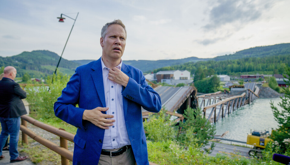 Samferdselsminister Jon-Ivar Nygård (Ap) på befaring ved Tretten bru.