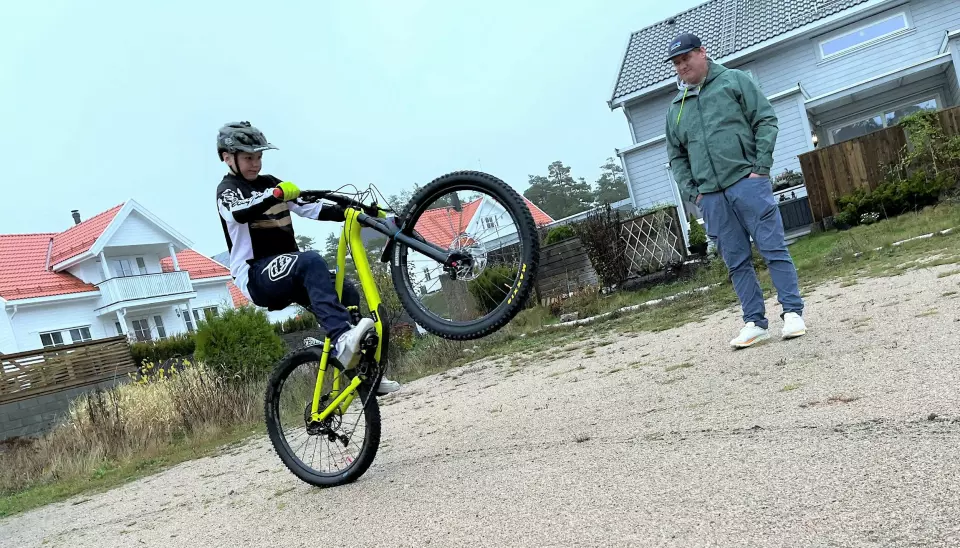 Emil Nilsen Granli fra Skjærhalden venter spent på sykkelbanen, den såkalte pumptracken, som er planlagt å bygges på Floren. Her sammen med pappa Espen.