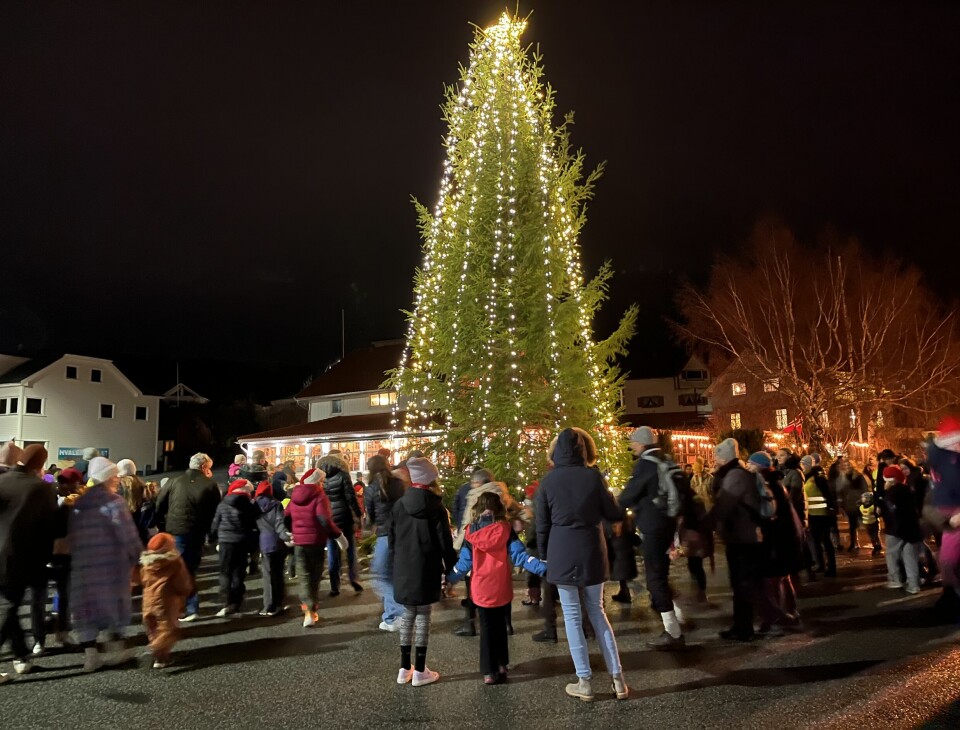 Flere hundre mennesker ble satt i julestemning på Skjærhalden torg søndag ettermiddag.