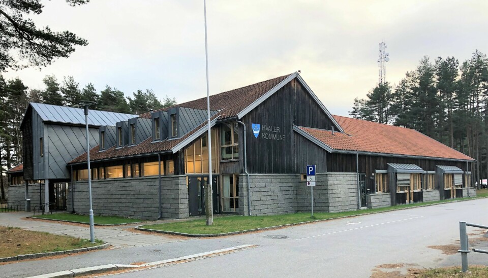 Rådhuset på Hvaler, der en rekke kontroversielle saker blir vedtatt av lokale politikere. Reaksjonene på politiske saker resulterer enkelte ganger i hets på sosiale medier og i kommentarfelt.