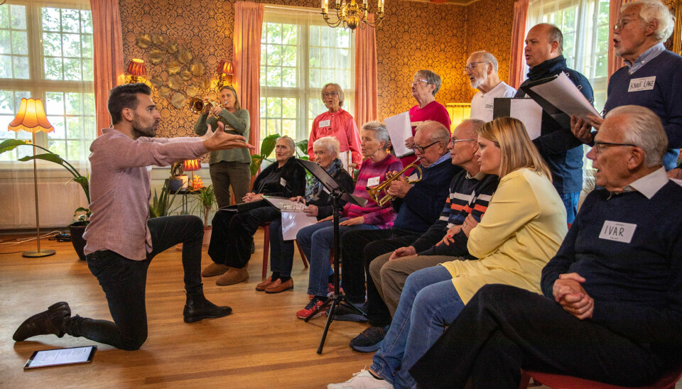Dirigent Kim Wigaard leder en øvelse med Demenskoret på Nordre Skøyen Hovedgård i Oslo. NRK-serien har medvirket til en markant økning i henvendelser på Nasjonalforeningen for folkehelsens demenslinje.
