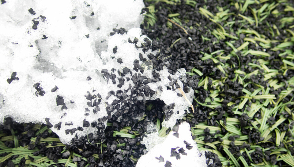 Gummigranulat fra kunstgressbaner er blant de største kildene til mikroplast i Norge. Miljødirektoratets overvåking har funnet spredning av mikroplast landet rundt.