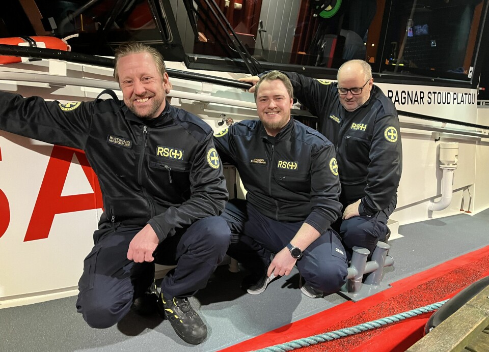 Erik Bustgaard, Tom Kristian Svendsen og Svein Åge Olsen betjener redningsskøyta Ragnar Stoud Platou i januar måned.