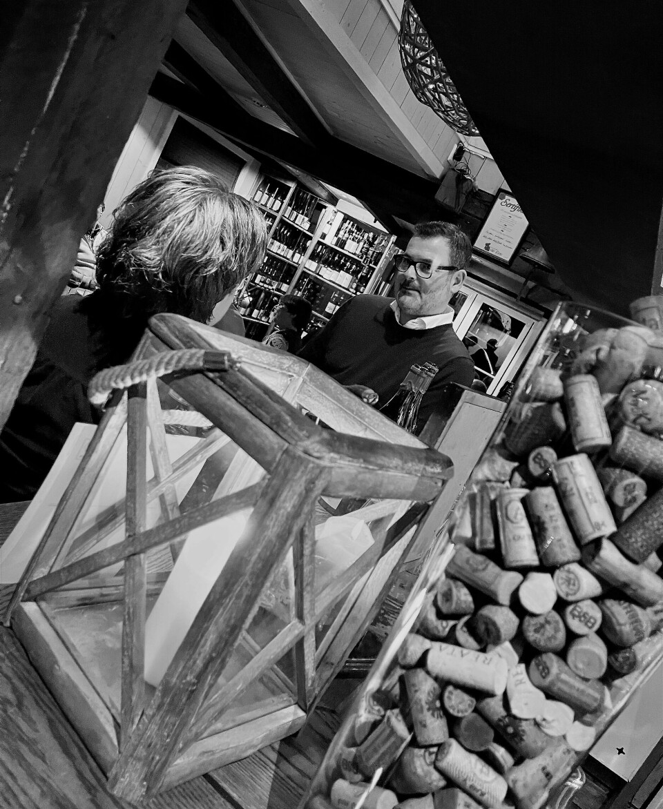 Torild og hennes vinimportør Arnt Roar Strøm fra Vinaroma i samtale før gjestene kommer.